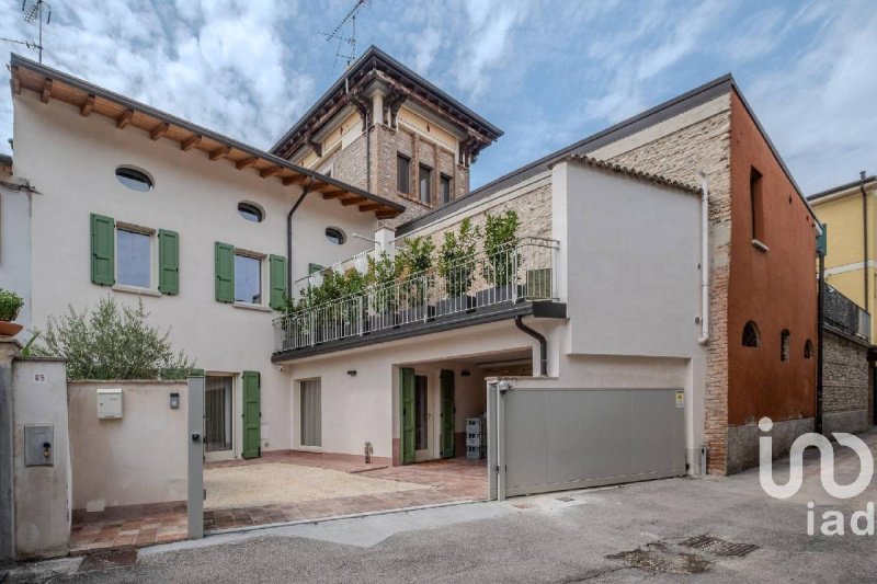 Вилла в Кастильоне-делле-Стивьере