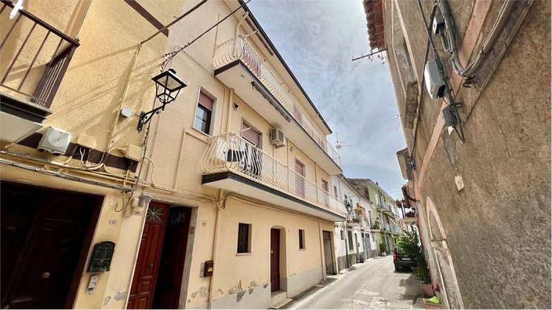 卡斯特罗维拉里公寓