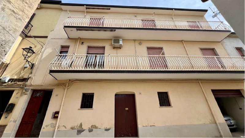 卡斯特罗维拉里公寓