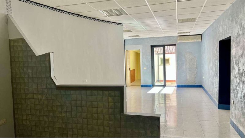 卡斯特罗维拉里商业房产