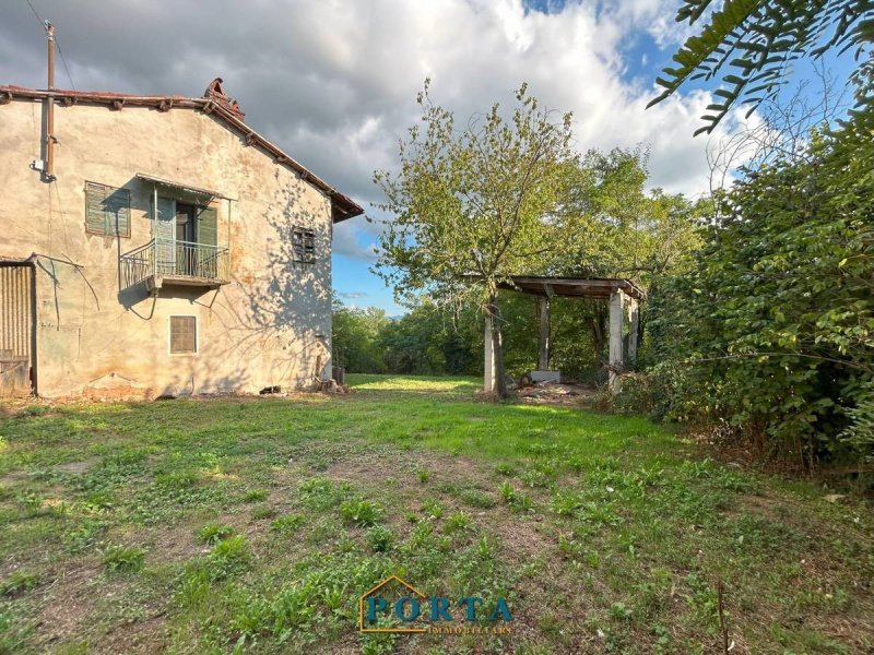 Hus på landet i Carrù