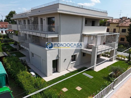 加尔达湖群滨代森扎诺公寓