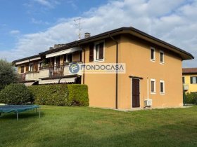 加尔达湖群滨代森扎诺公寓