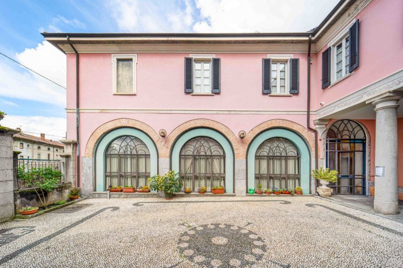 Historiskt hus i Albese con Cassano