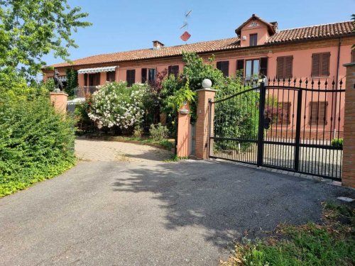 Half-vrijstaande woning in Asti