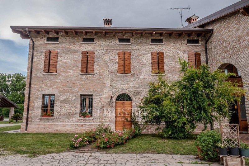 Villa in Ceresara