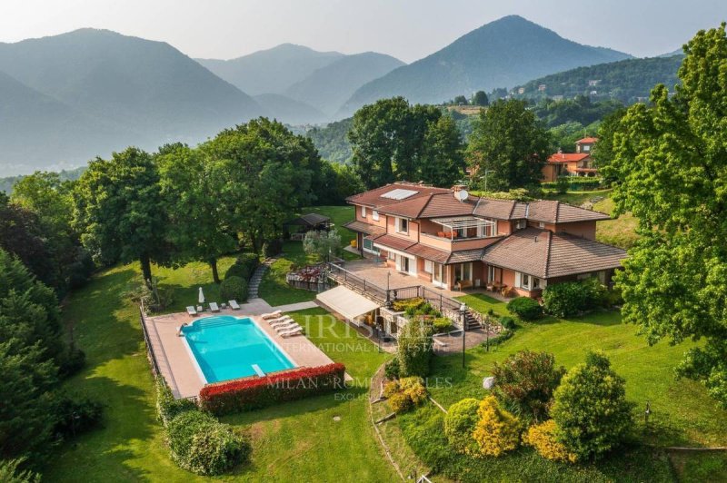 Villa en Longone al Segrino