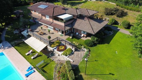 Moradia em Longone al Segrino