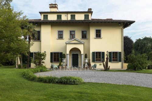 Villa in Carugo