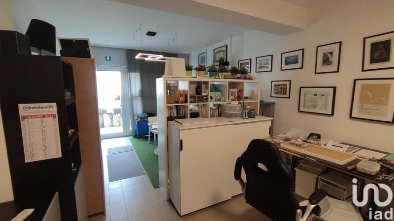 Edifício comercial em Fano