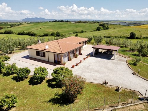 Moradia em Montalto di Castro