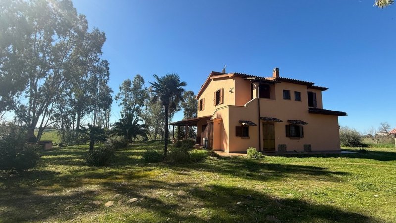 Moradia em Montalto di Castro