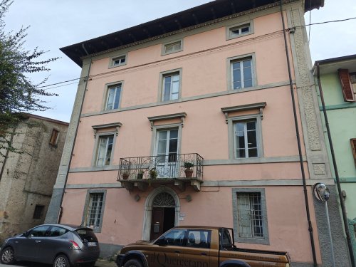 Hus från källare till tak i Camaiore