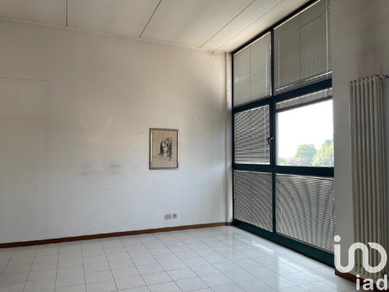 Edifício comercial em Dueville