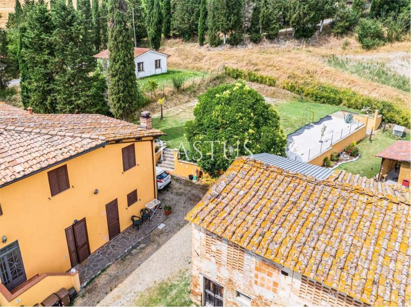 Особняк из двух квартир в Кастельфьорентино