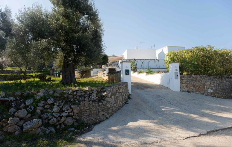 Особняк из двух квартир в Остуни