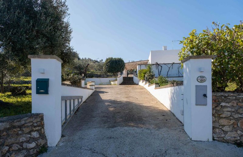 Особняк из двух квартир в Остуни