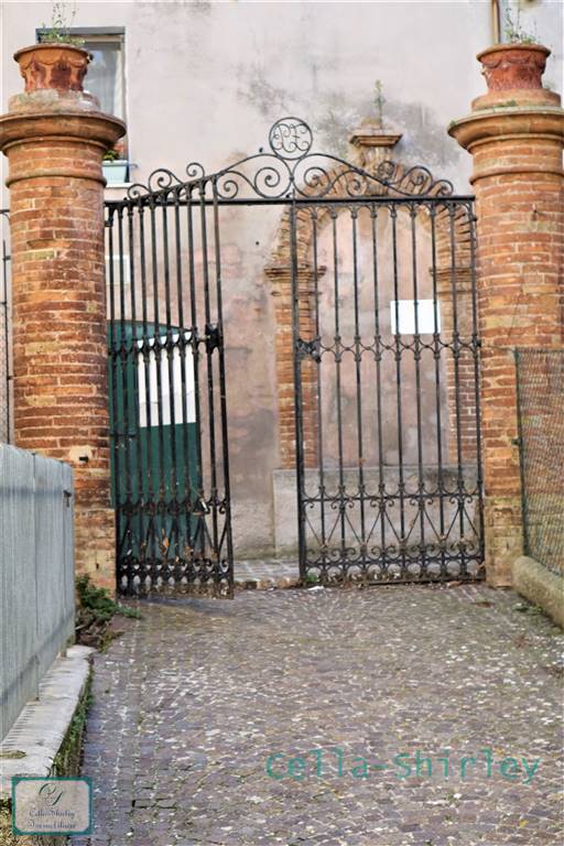 Palats i Poggio San Marcello