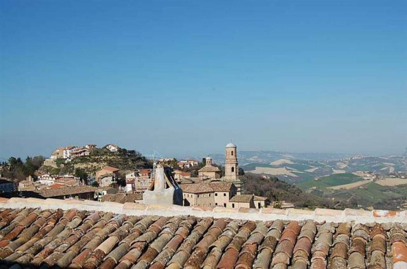 Крыша/земля в Монтальто-делле-Марке