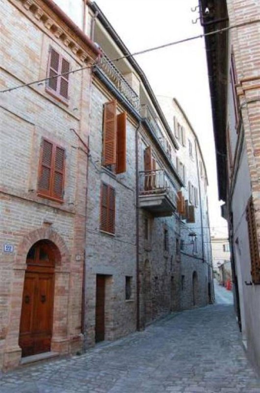 Крыша/земля в Монтальто-делле-Марке