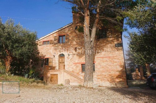 Отдельно стоящий дом в Лоро-Пичено