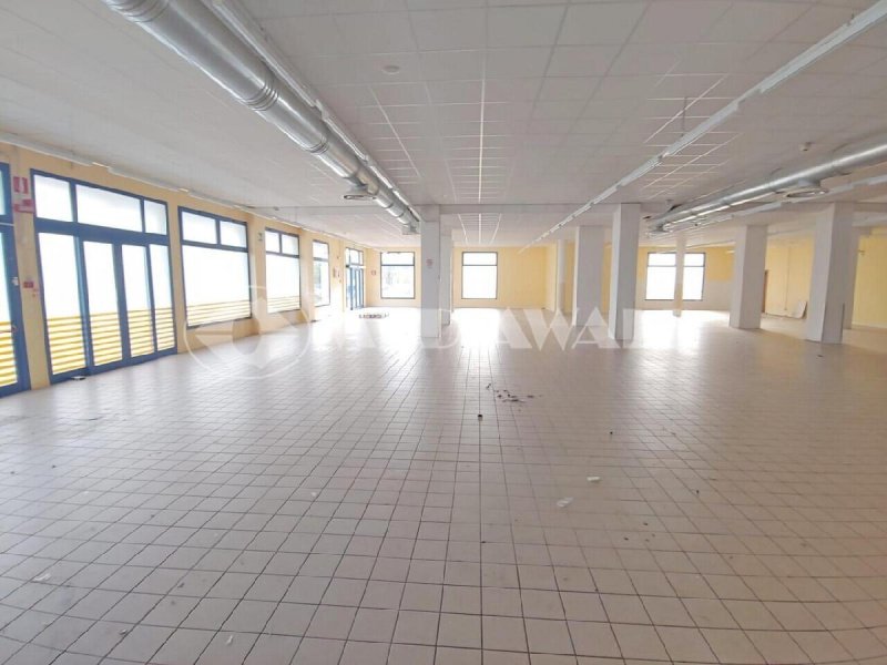 Kommersiell byggnad i Aviano