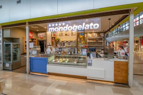 Kommersiell byggnad i Como