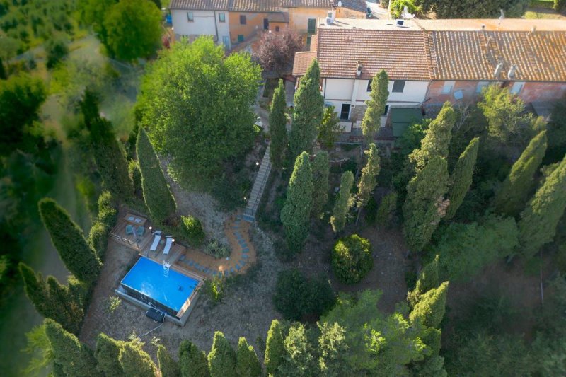 Half-vrijstaande woning in Volterra