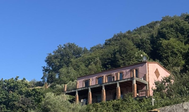 Hus på landet i Montagnareale