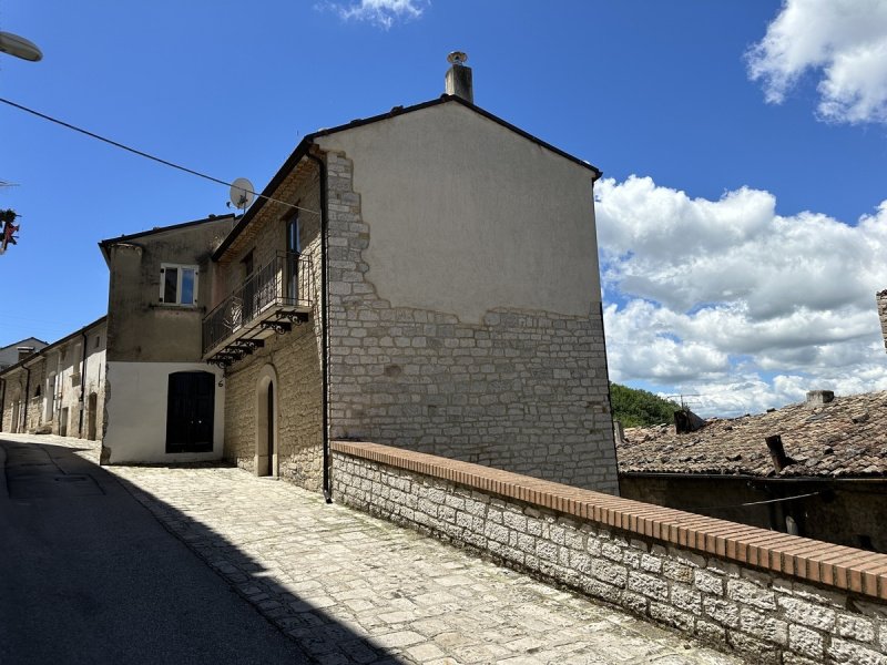 Hus från källare till tak i Gildone