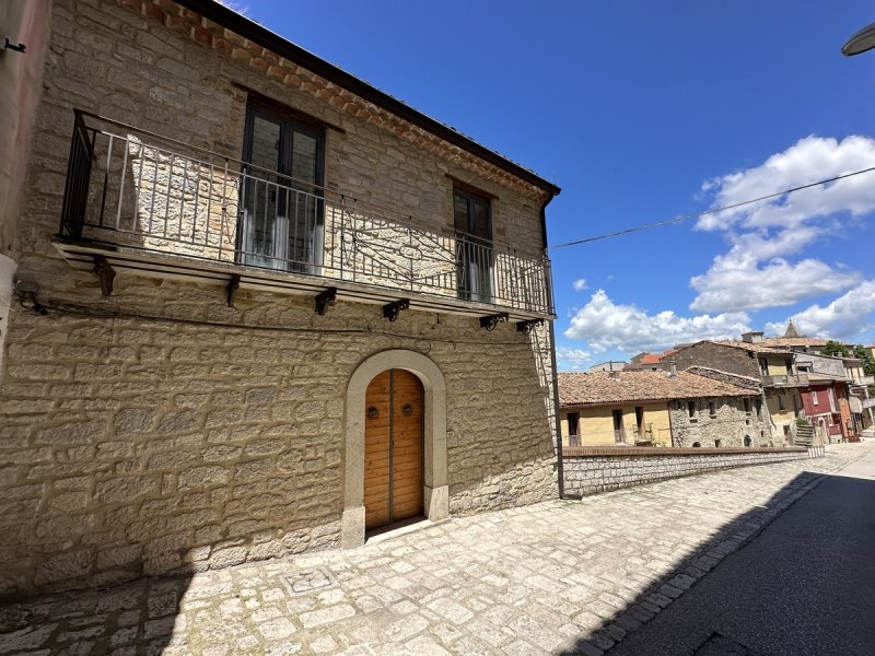 Hus från källare till tak i Gildone