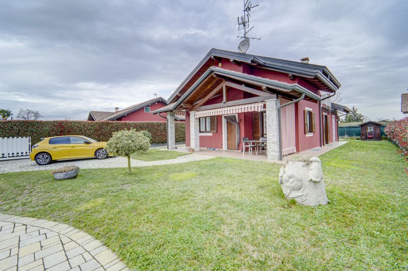 Villa en Agrate Conturbia