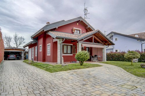 Villa in Agrate Conturbia