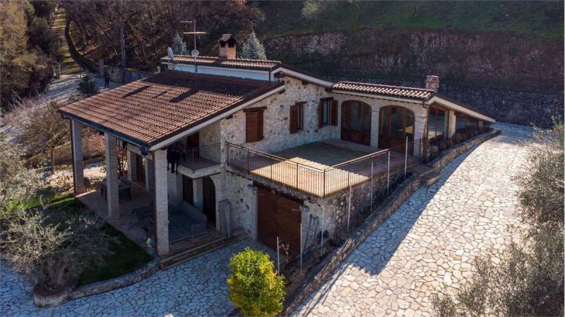 Moradia em Stroncone