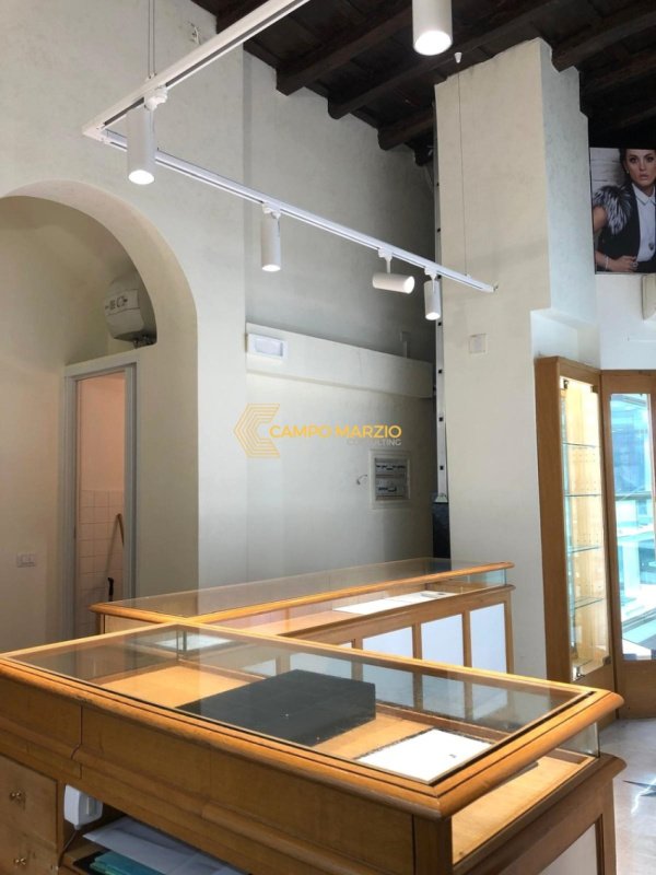 Zakelijk onroerend goed in Roma