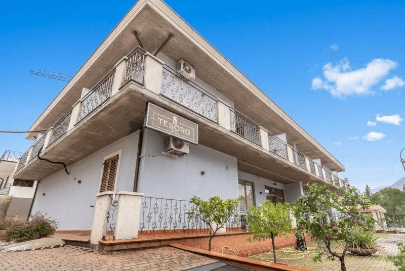 Edifício comercial em Caldarola