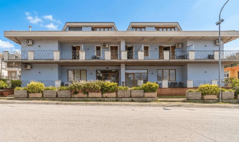 Edifício comercial em Caldarola