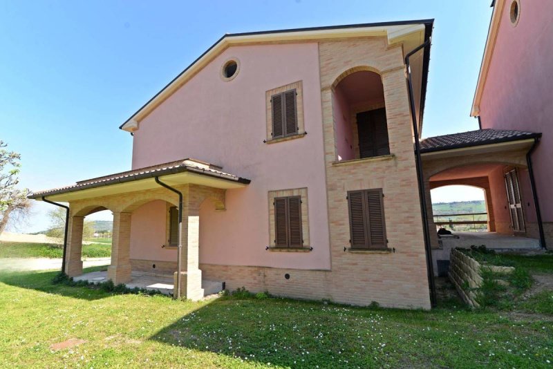 Moradia com terraço em Treia