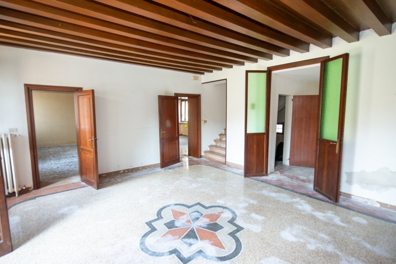 Historiskt hus i Albaredo d'Adige
