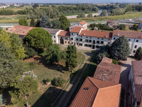 Historiskt hus i Albaredo d'Adige