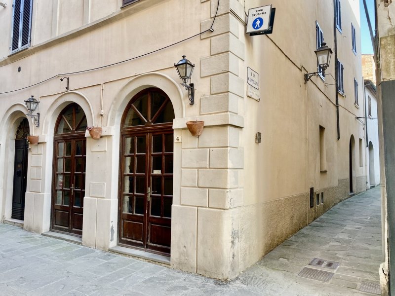 Edifício comercial em Massa Marittima