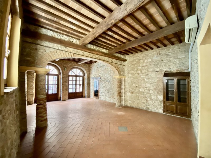 Edifício comercial em Massa Marittima