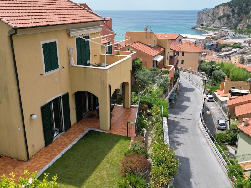 Casa geminada em Finale Ligure