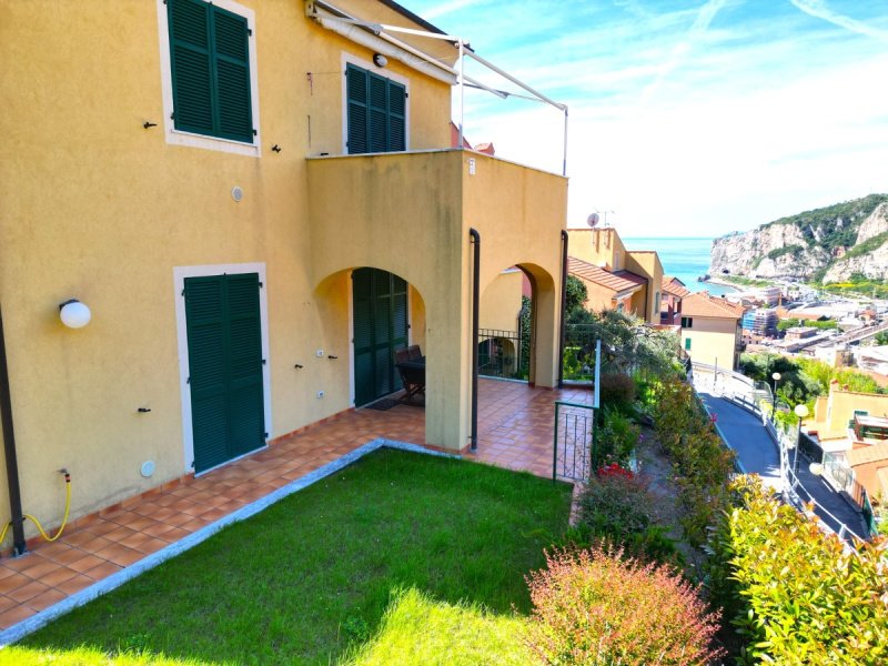 Casa geminada em Finale Ligure