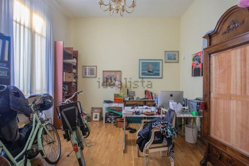 Особняк из двух квартир в Виареджо