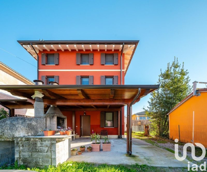 Villa en Novi di Módena