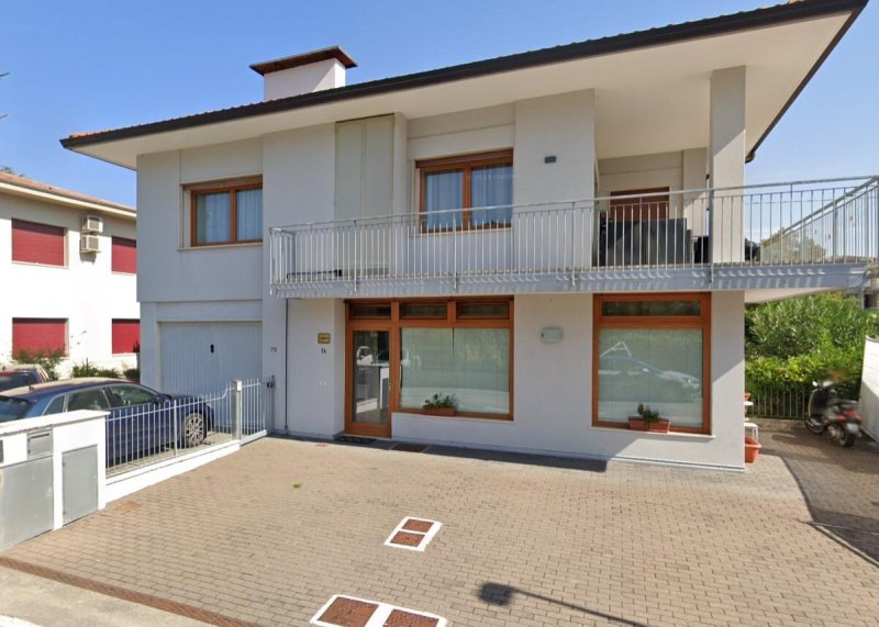 Commercial property in Isola Vicentina