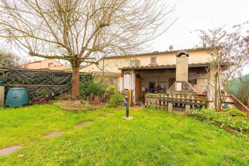 Hus från källare till tak i Campi Bisenzio