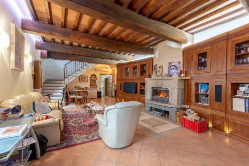 Hus från källare till tak i Campi Bisenzio