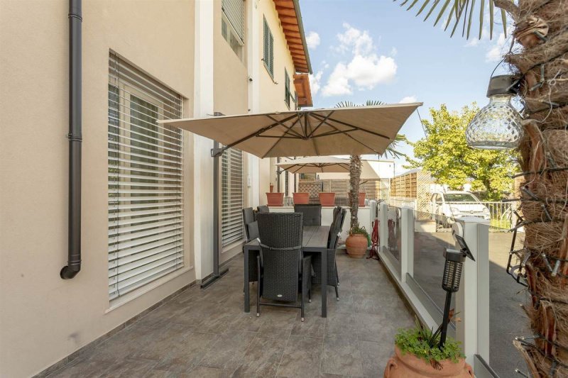 Hus från källare till tak i Campi Bisenzio